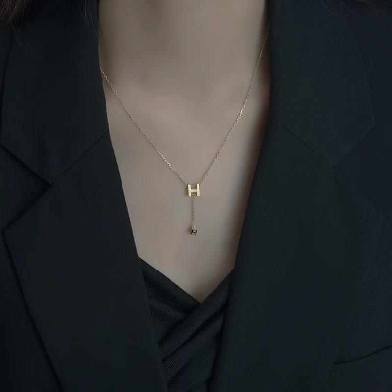 Exquisite H-Buchstaben-Quasten-Schlüsselbein-Halskette: Luxuriöser Cooler Stil für Damen gray