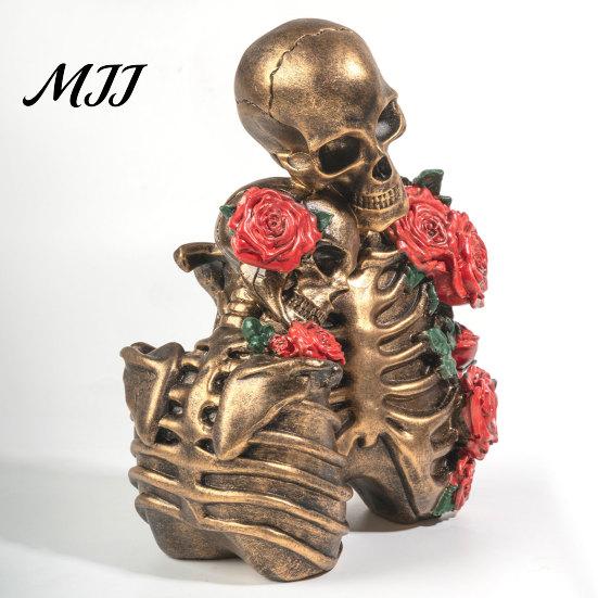 Gothic Skeleton Ornament Hugging Couple Figurine, Rose Skull Resin Retro Sculpture, Vintage Decoration, Romantic Halloween Party Supplies