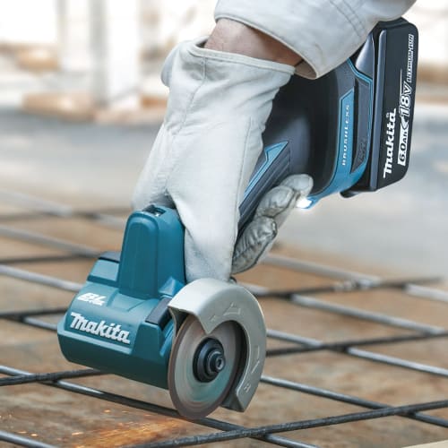 Makita 76mm akumulátorová kompaktní řezačka 18V baterie a nabíječka se prodávají samostatně MC300DZ