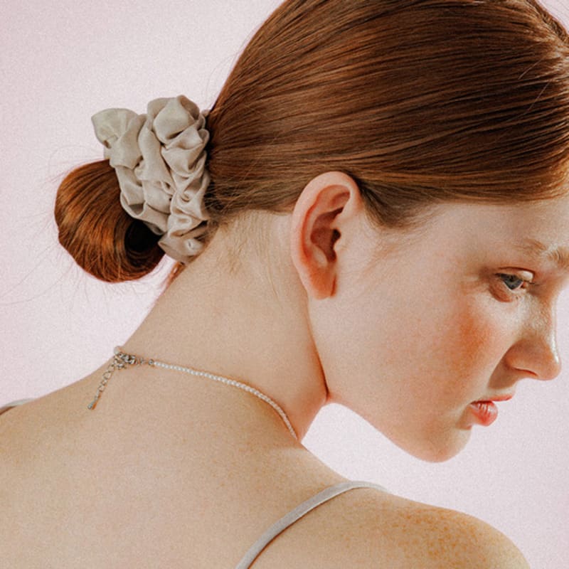 Mellotory Shirring Satin Scrunchie (ivory)