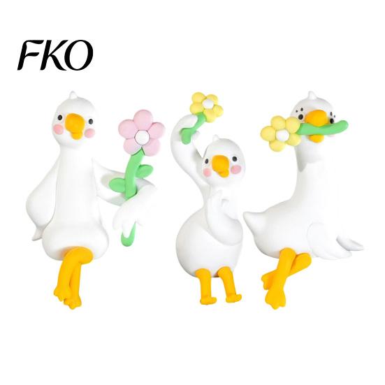 Small Space Decoration Resin Duck Decor for Desk Car Dashboard TV Monitor, Mini Colorful Figurine Figurine, Cute Holding Flower Ornament, Playful Gift