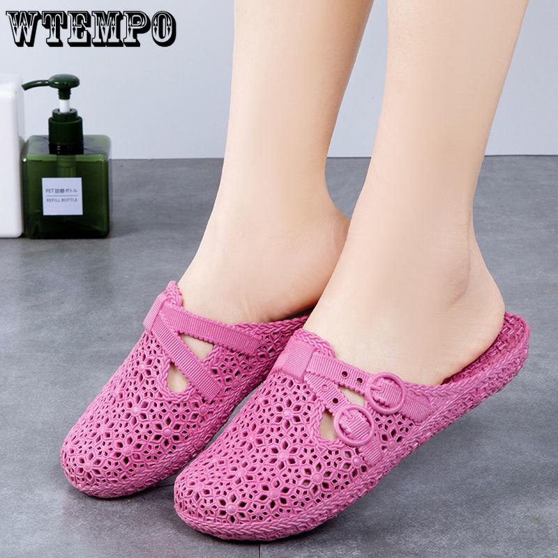 Chinelos de PVC femininos para uso externo, sapatos furados, verão, fundo macio, fundo grosso, sandálias para casa, banheiro, oco, embrulhado, chinelos de praia ao ar livre
