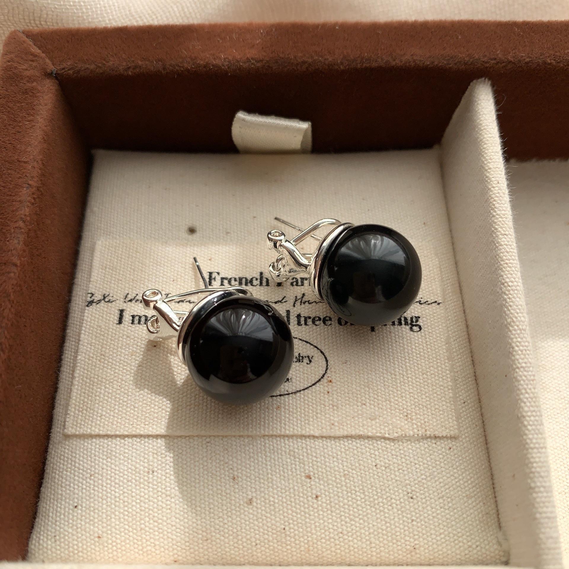 

Single Bead Minimalist Black and White Pearl Stud Earrings Soft and Sweet Elegant Exquisite Simple Niche Fashion Daily Stud Earrings