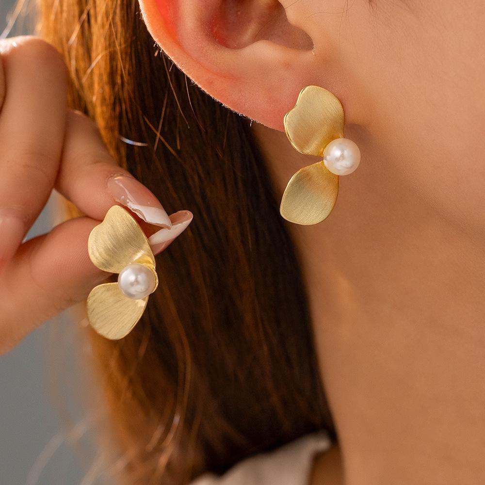 Flower Pearl Stud Earrings: Women s Retro Design, Light Luxury Fashion 18K