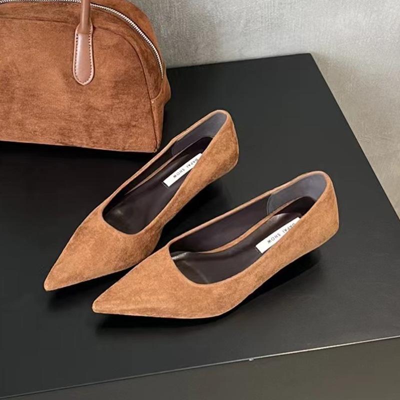 

French temperament pointed single shoes women s 2025 autumn new suede shallow mouth commuting evening gentle stiletto grandma shoes 39 верблюд