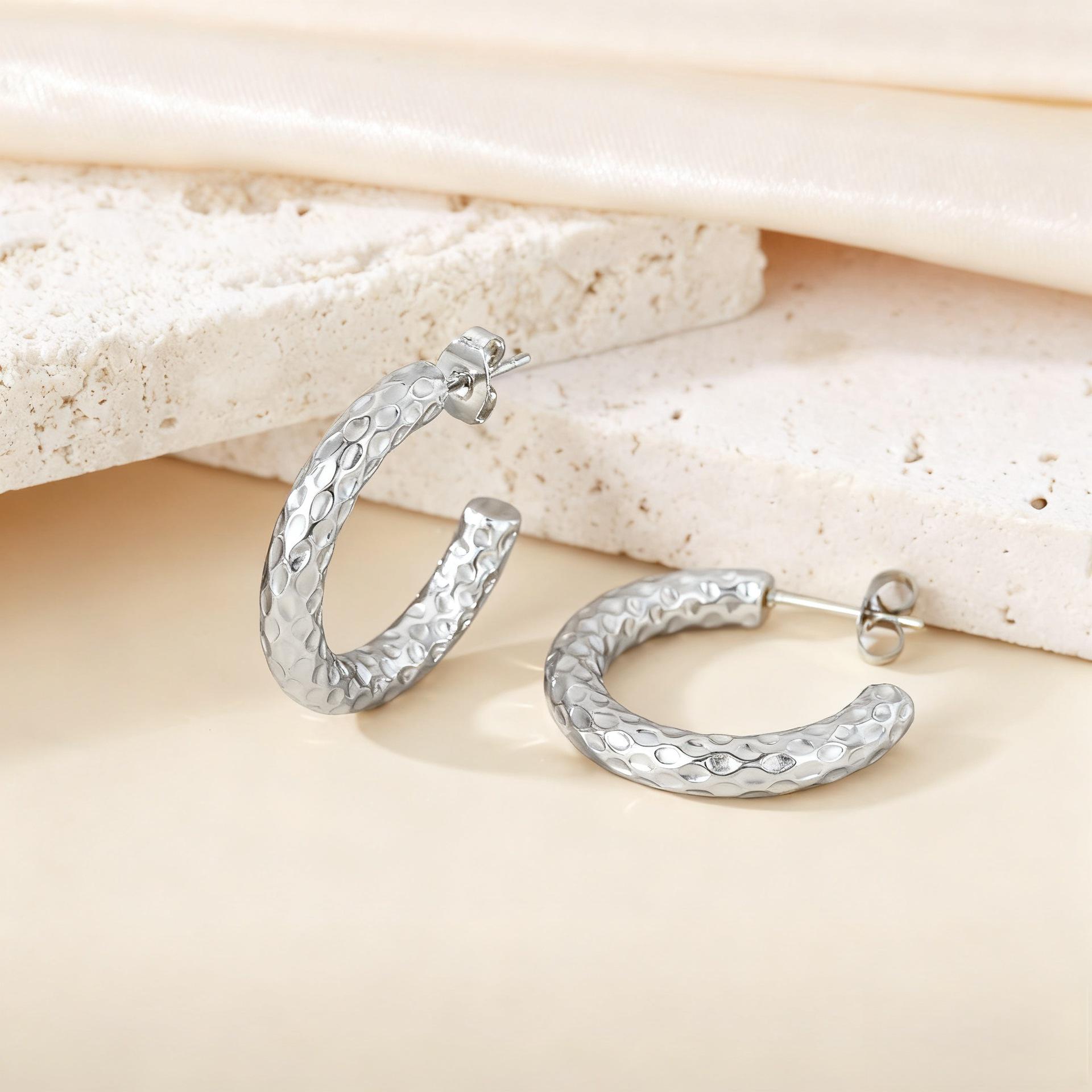 Европейские и американские геометрические витые серьги-кольца из титановой стали - Стильный и уникальный дизайн для женщин