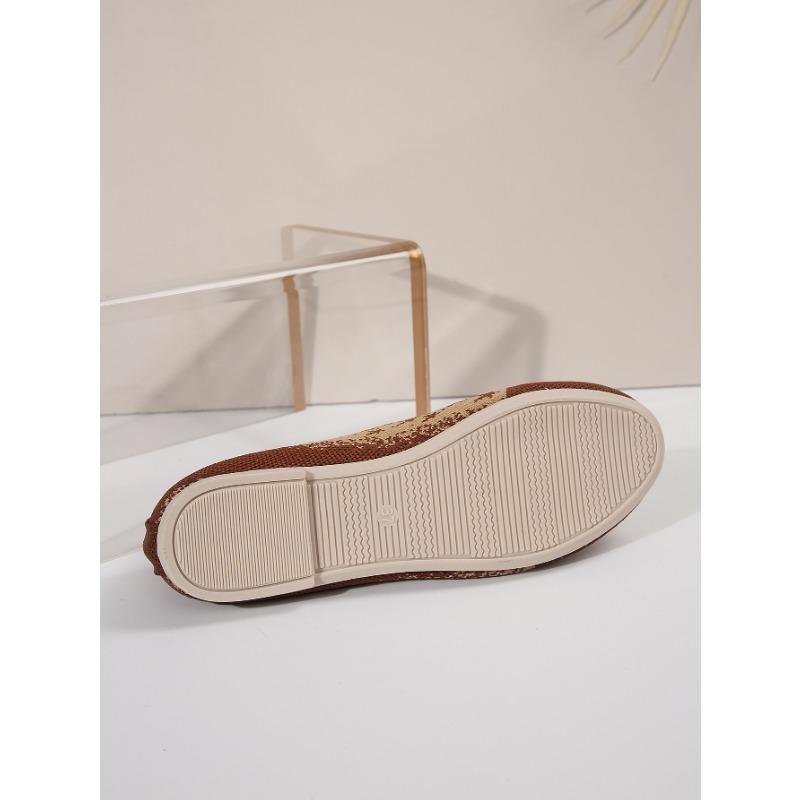 A Large-sized, Breathable, Two-tone, Front-lacing, Lightweight Sports Shoe for Women