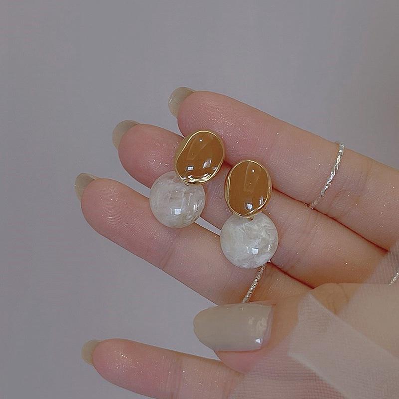 Maillard Brown Geometric Round Stud Earrings: Fashionable, Retro, and Versatile High-End Jewelry for Women.