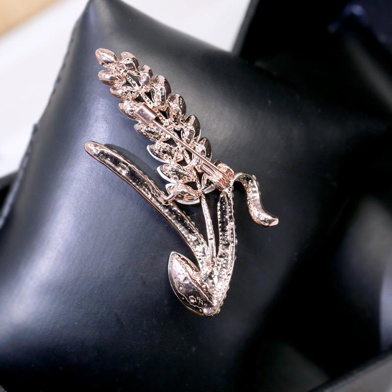 Korean Wheat Ear Rhinestone Brooch: Luxurious Crystal Corsage Pin for Women