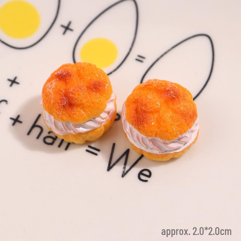 

Миниатюрный игрушечный торт в виде кремового хлеба: Аксессуары из смолы для детских ролевых игр и проектов ручной работы.