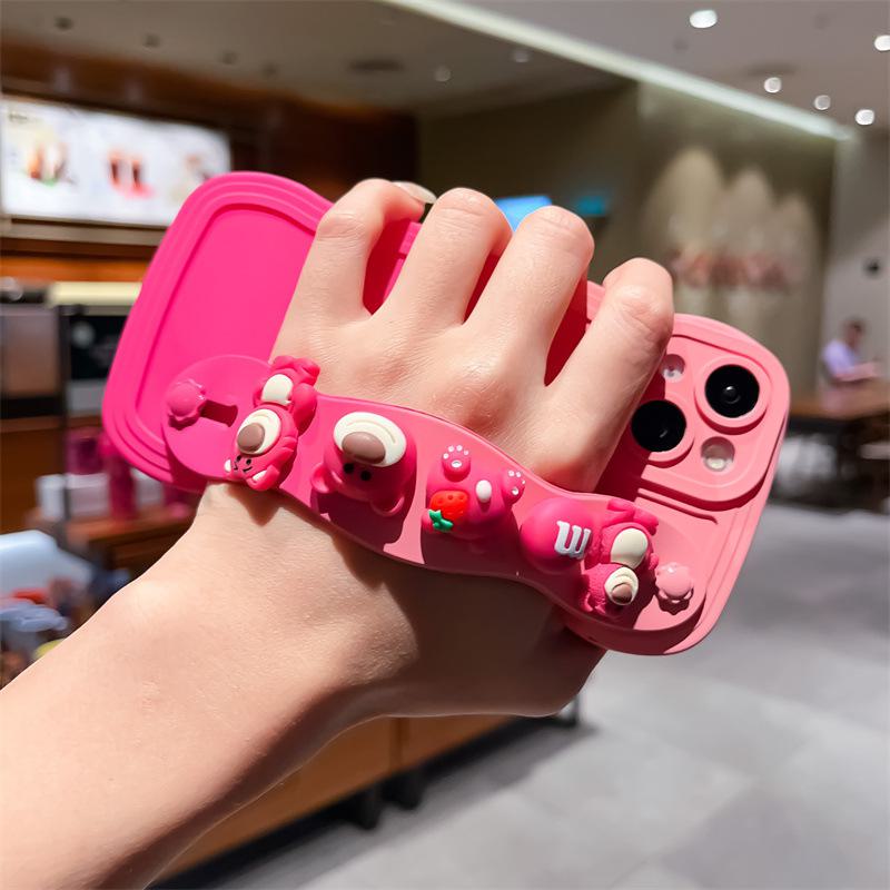 Kryt na mobilní telefon Apple 14 ProMax s 3D silikonovým gradientním designem, s roztomilým jahodovým medvídkem jako zápěstním páskem.