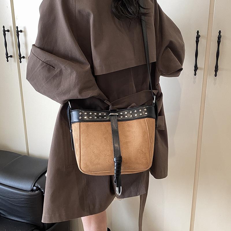 

Literary shoulder strap Lazy wide Italian mail carrier contrasting colors retro style satchel large capacity women s bag messenger bag 26*13*19.5 коричневый