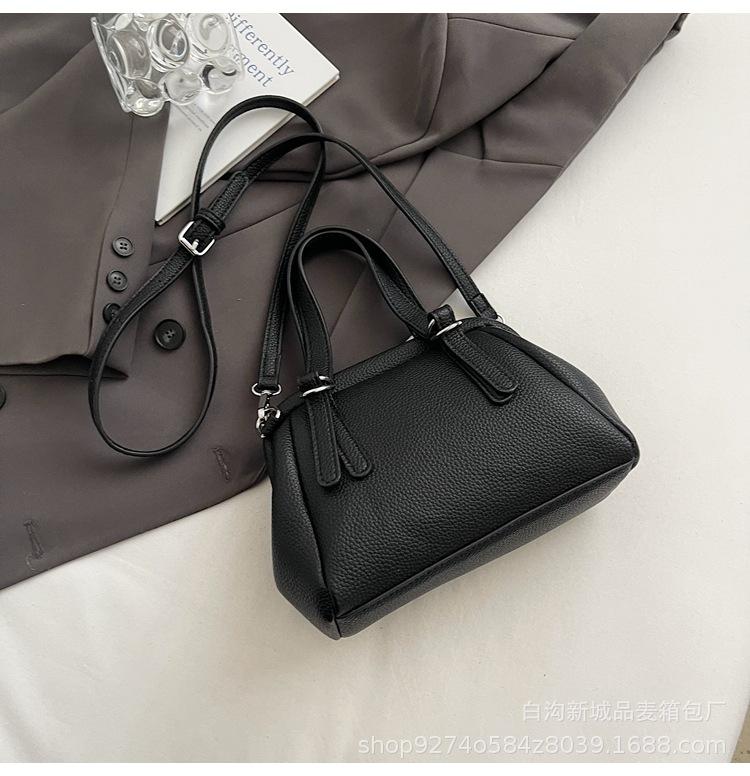 

Retro fashion small bag, hand bag, high-end pillow bag, niche light luxury shoulder bag, trendy foreign messenger bag.