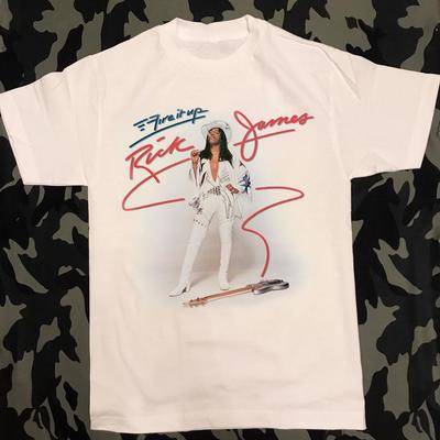 Rick James Fire It Up Gitarre in Weiß Unisex T-Shirt Vollständige Größe Unisex T-Shirt