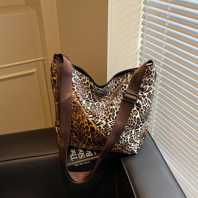 

Сумка с леопардовым принтом женская большой вместимости 2025 новая весенне-летняя повседневная на плечо кроссбоди сумка-тоут коричневый