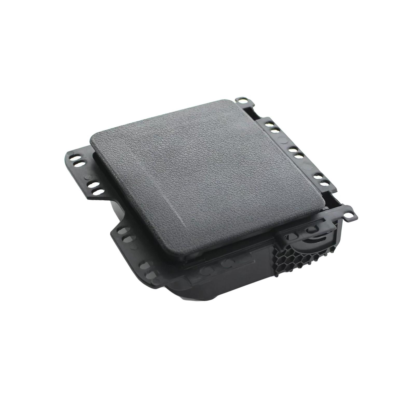 

Прочный подстаканник на задней центральной консоли, совместимый с моделями 7N0862533