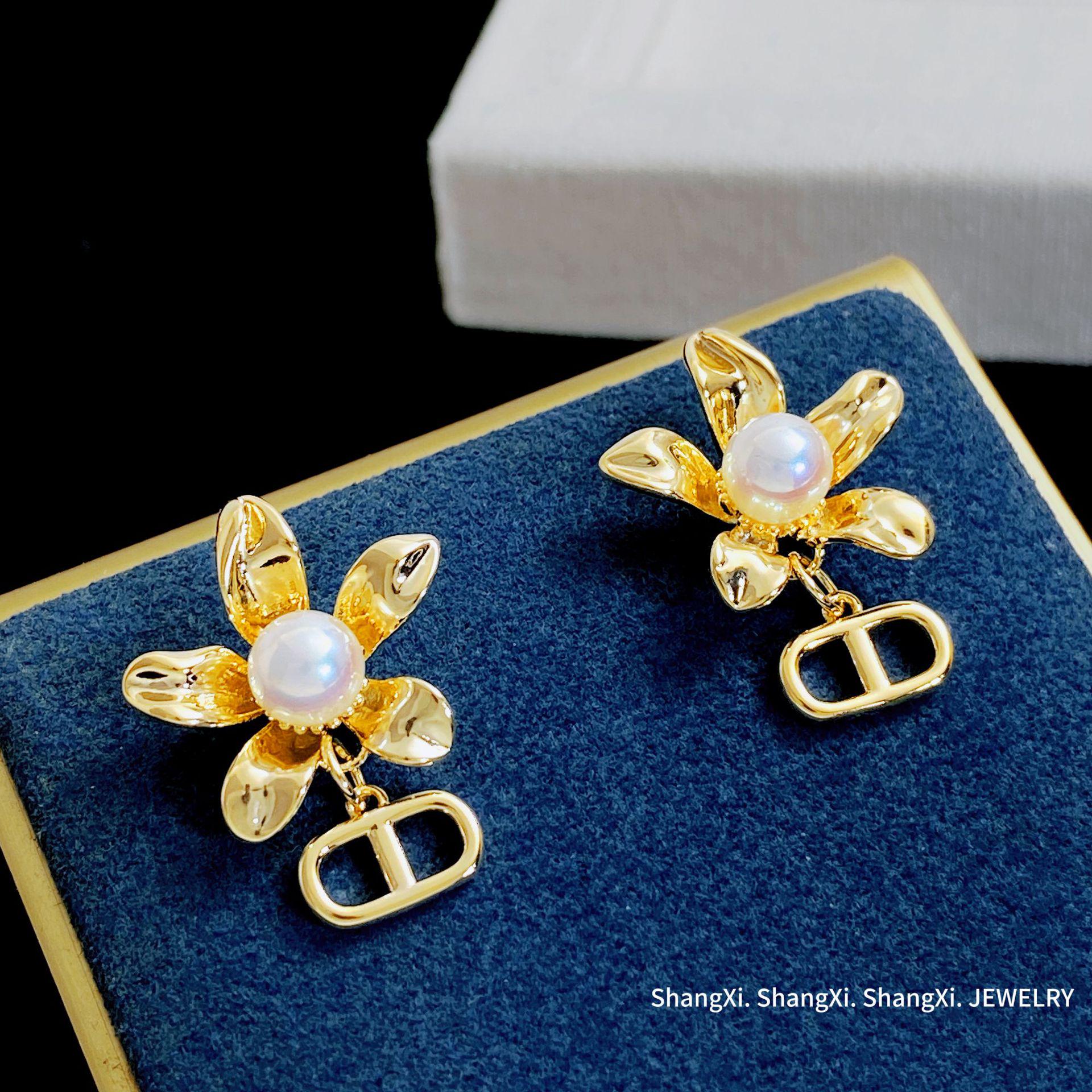 Серьги-гвоздики с жемчугом и буквой D - Серебро S925, Европейская и Американская мода