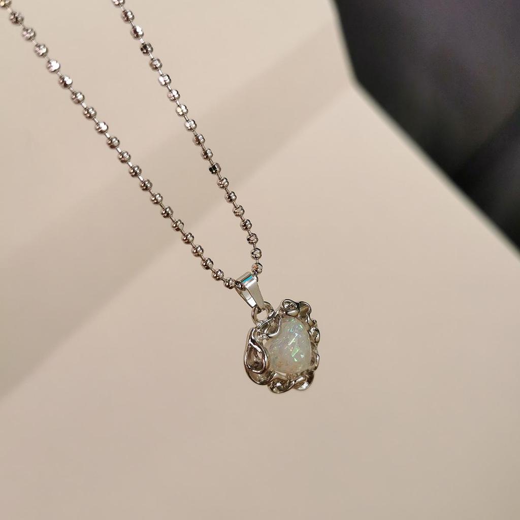 Versatile Colored Heart Necklace for Women - Elegant, High-End Collarbone Chain with Unique Design