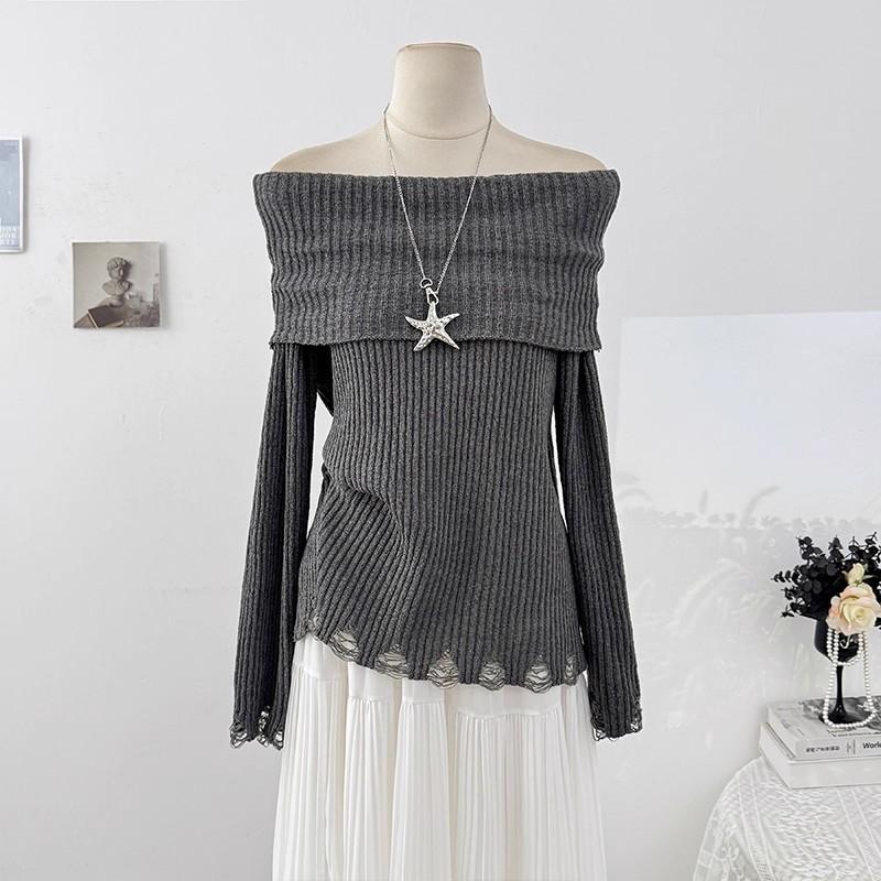 Ein stilvolles und charmantes Ein-Schulter-Strickoberteil mit Rissen und langen Ärmeln für Damen im lässigen und jugendlichen Herbststil