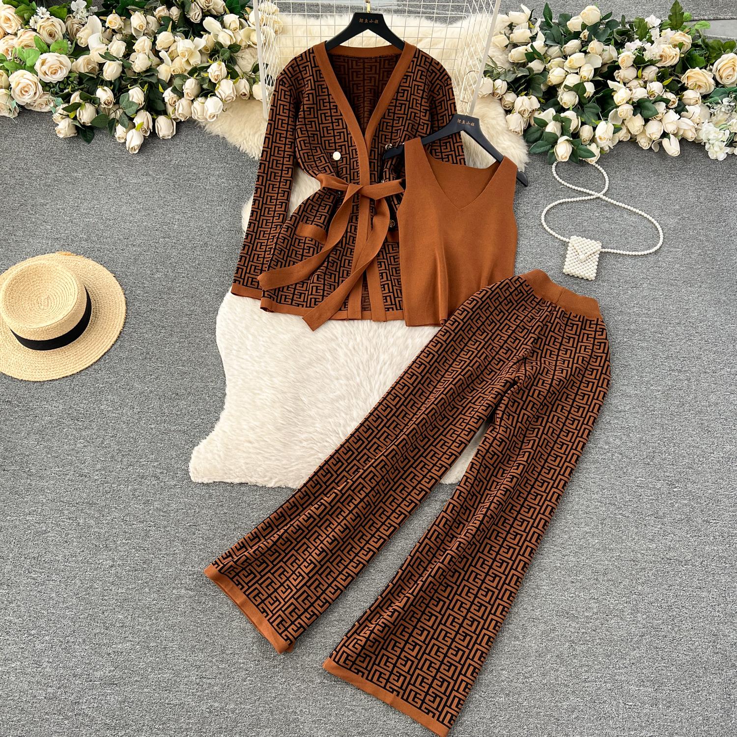 

Осень Зима Винтаж Бренд Дизайнерский Принт Вязаный Свитер Брюки Комплект Из 3 Частей Женский Спортивный Костюм Кардиганы С Длинными Рукавами Жилет До щиколотки Брюки Наряды One Size коричневый