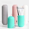 Podróżne etui na szczoteczkę do zębów, przenośny kubek do płukania, kubek na szczoteczkę do zębów i płyn do płukania ust.