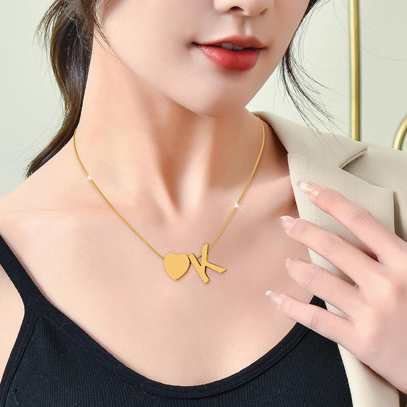 Elegante Colar com Pingente de Coração com Alfabeto Personalizado em Aço Inoxidável para Mulheres