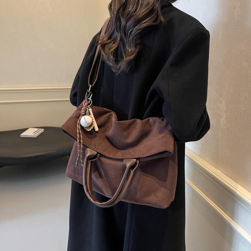 

Сумки-тоуты большой вместимости для женщин из мягкой замши с подвеской, зимние новые дизайнерские сумки класса люкс 37 25 11cm кофейный