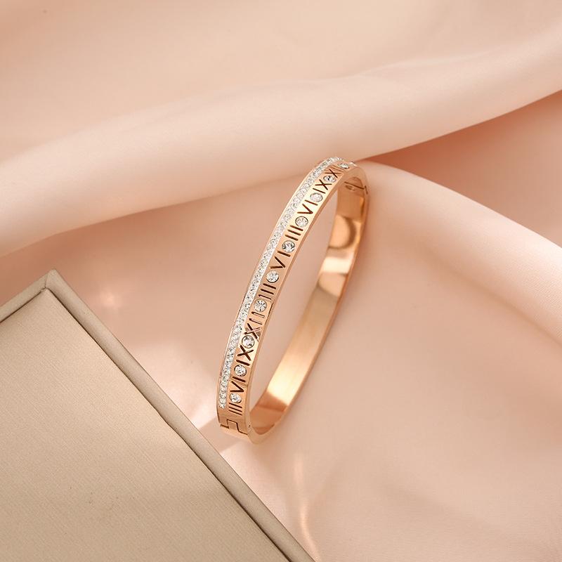 

Новый европейский и американский ретро-бриллиантовый комплект с римскими цифрами, позолоченный браслет из титановой стали для женщин, простой браслет розового золота