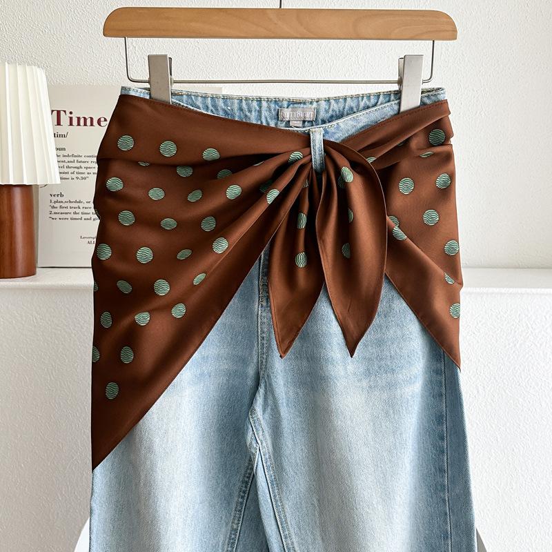 Black and white retro cashew flower triangle scarf silk scarf female Korean version temperament versatile stacked wear waist fart curtain bag head