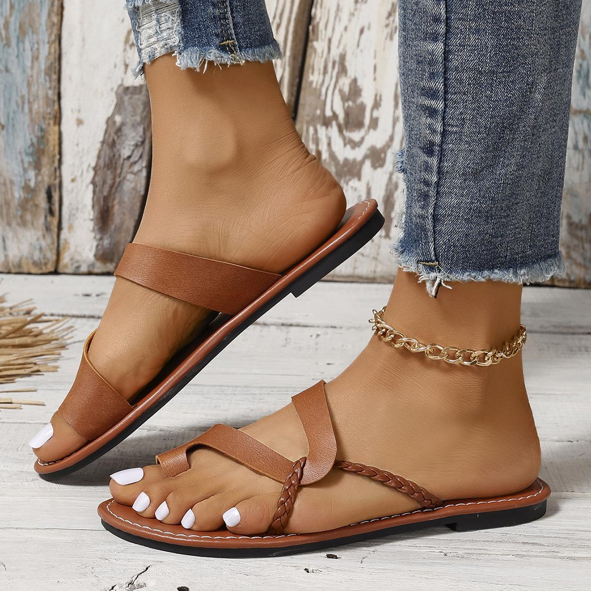 

Foreign trade slippers women s Xiaoxiangfeng 2025 summer new flat shoes belt buckle casual large size beach cover toe sandals 43