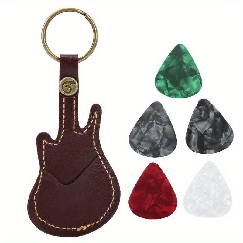 Leder Plektrumtasche Gitarrenplektrumhalter Etui Gitarrenform mit Schlüsselring 5 Stück Zelluloidplektren Saiteninstrument Zubehör