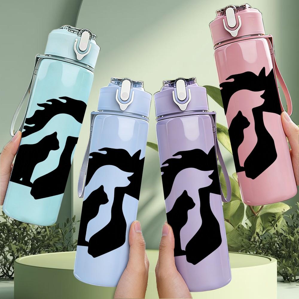 1PC Twin Horse Head Silhouette 750ml Color Plastic Sports Water Bottle Leakproof Flip Straw Lid Suitable for Sports Office Home Use