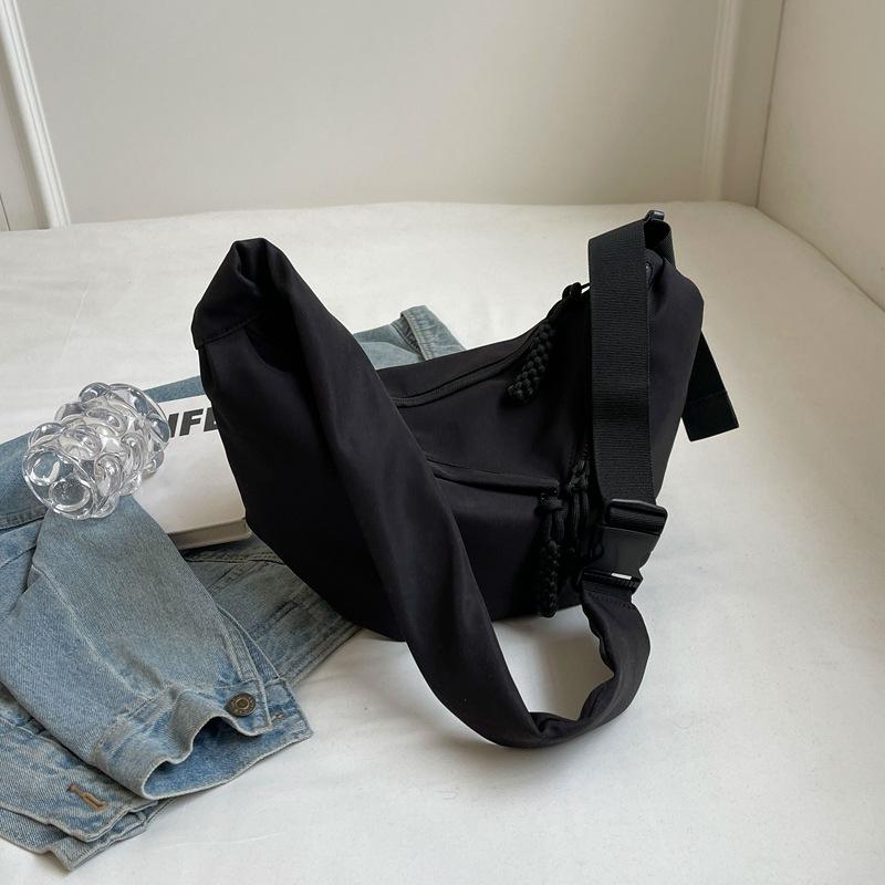 Large capacity bag women 2025 new shoulder bag casual Korean version solid color messenger bag trendy student personalized dumpling bag