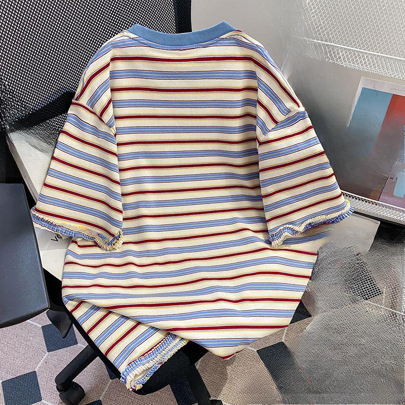 Koszulka w dużym rozmiarze z podwiniętymi mankietami na ramionach