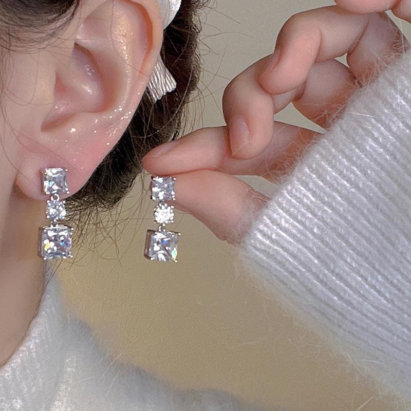 Women's Luxury Textured Metal Hoop Earrings - Versatile Niche Design