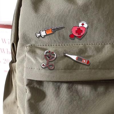 Spille creative in metallo per infermieri medici cartone animato cuore uniforme spille decorative divertenti spille a tema ospedaliero