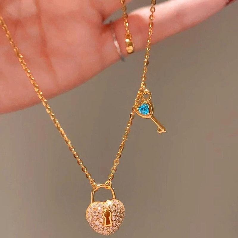 Classic diamonds inlaid small lock pendant blue gemstone heart-shaped key necklace luxurious and exquisite banquet jewelry gift