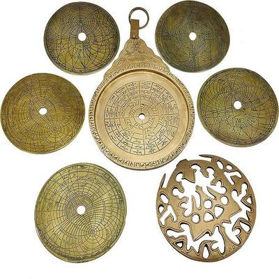 Astrolabe arabe suspendu en laiton, globe, calendrier astrologique de navigation maritime