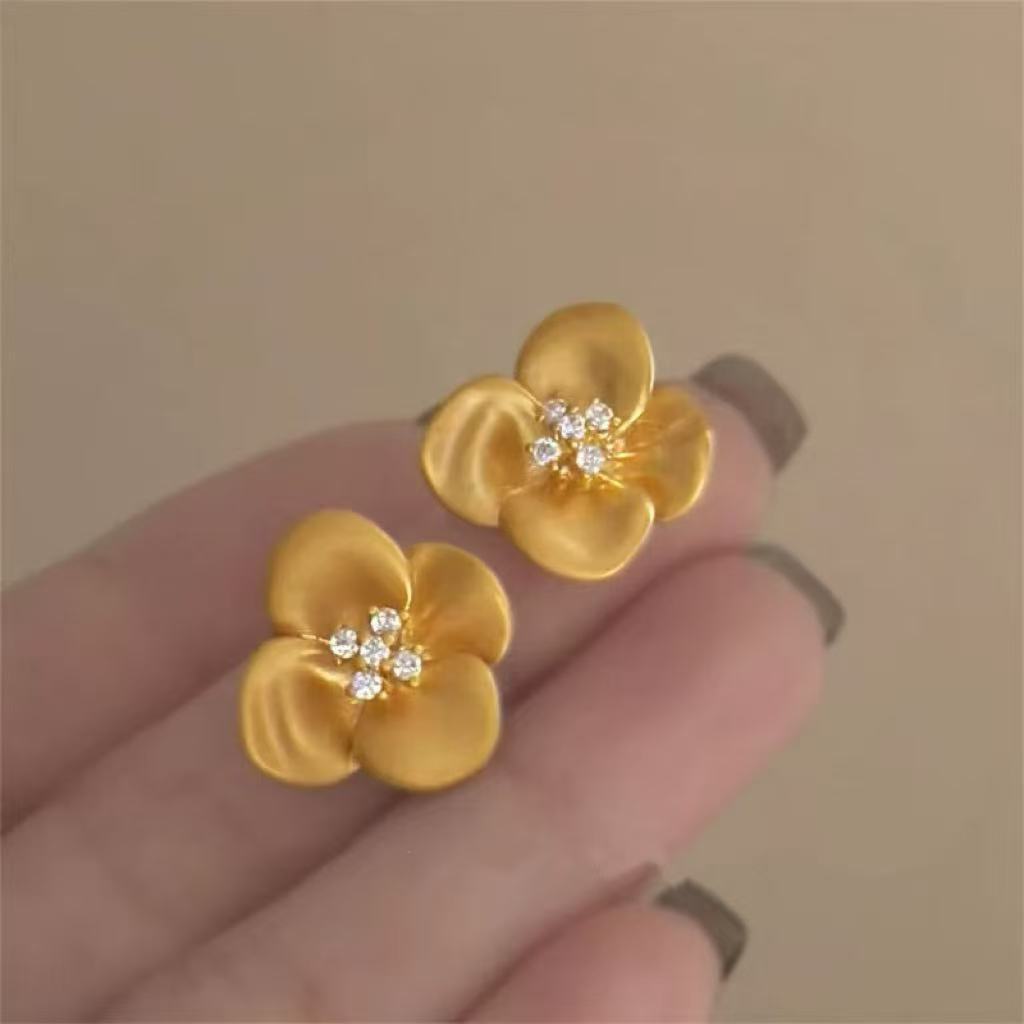 Silver needle sequined three-dimensional flower stud earrings fashionable light luxury high-end earrings niche trend cold wind earrings wholesale