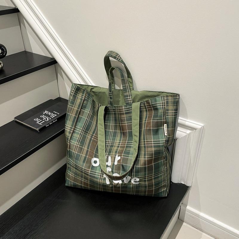 

Лето 2025 новая женская сумка-тоут большой вместимости с клетчатым узором для поездок на работу, модная, простая, в ленивом стиле, подмышечная зелёный