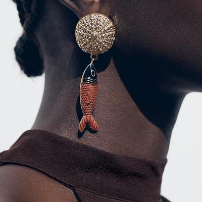 Náušnice s přívěskem ryby v lehkém luxusním stylu