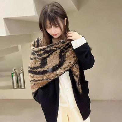 Premium Sense Retro Imitation Cashmere Shawl Women's Niche Design Sense Autumn and Winter Warm Cloak Thickened Knitted Scarf