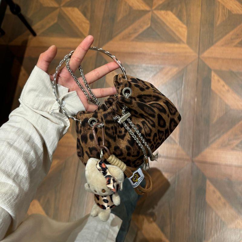 

Модные сумочки с леопардовым принтом Женские Осень-Зима 2025 Новое поступление Сумка-сатчел Сумка-ведро в ретро-стиле Модная универсальная сумка через плечо на цепочке Leopard print