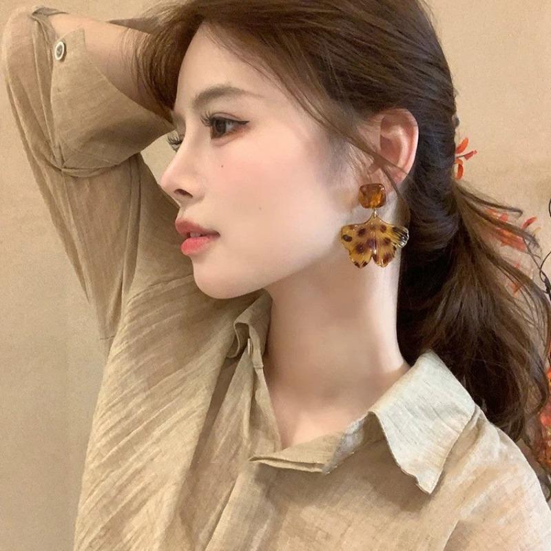 

Maillard Amber Retro Hong Kong Style Earrings Women s Light Luxury High-end Niche Earrings Earrings