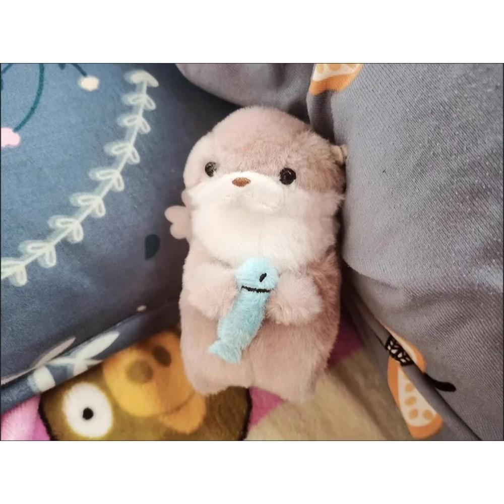 Simpatici portachiavi a forma di lontre che tengono in mano un pesce, in peluche, leggeri, pendenti, per zaino scolastico, portachiavi, bambola, giocattolo, regalo, 11 cm