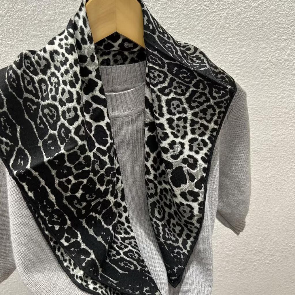 Double-Sided Silk Wool Scarf Women'S Autumn And Winter Silk Wool 70 Square Scarf Warm Dual-Purpose Women'S Versatile Temperament Air Conditioner Neck