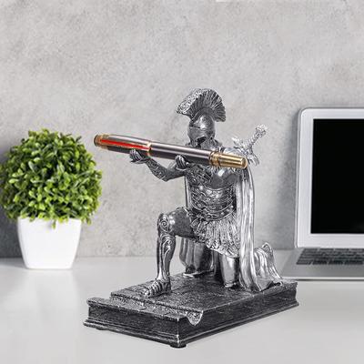 Magnetisk pennhållare för skrivbord, Knight Pennhållare Coola skrivbordstillbehör, Roman Commander Knästående pennhållare Finish Staty med svärdhållare