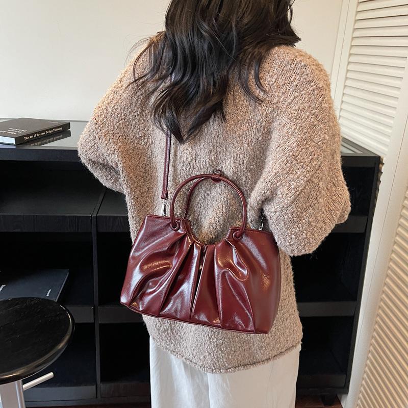 High-end niche bag women's autumn and winter 2025 new retro soft leather messenger bag women's hand-held pleated bucket bag