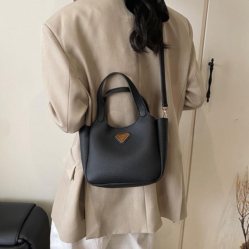 Autumn and Winter Retro Portable Tote Bag Women's 2025 New Bag High Value Versatile Niche Design Shoulder Messenger Bag