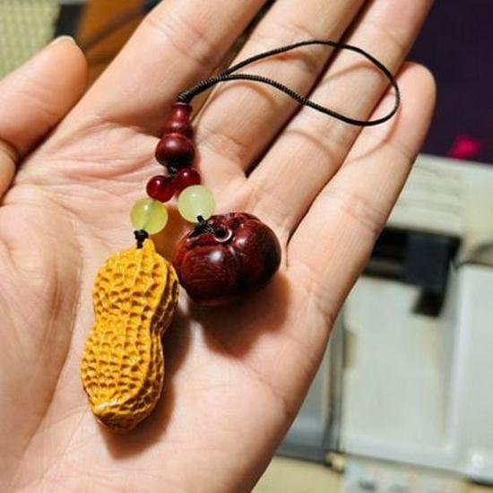 Top Mother's Day & Children's Day Wooden Keychain Gift: 'Good Things Happen' Souvenir